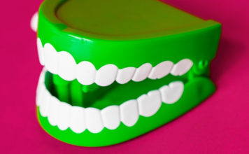 Das eine ist die Vielgeschäftigkeit, das zweite leichter Sinn und Spottlust, das dritte schlechte Gesellschaft.