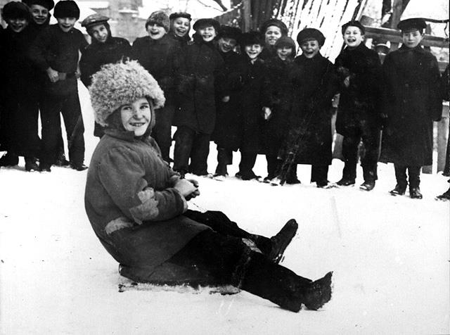 Jüdische Kinder spielen im Schnee, Wilna 1916/17